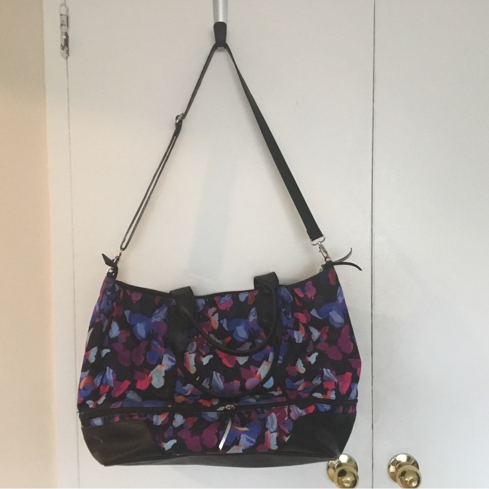 Stella & Dot Butterfly Print oversized Bag with extendable zipper . Like new